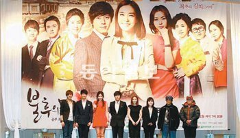 17일(오후 7시 반) 채널A에서 처음 방영되는 국내 최초의 김치를 주제로 한 주말드라
마 ‘불후의 명작’ 제작발표회가 12일 대전에서 열렸다. 이날 발표회에는 알렉산더 고윤
후 이하늬 한재석 박선영 등 출연진과 김신혜 작가, 장형일 김상래 감독(왼쪽부터) 등이 참여했다. 대전=이기진 기자 doyoce@donga.com