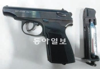 부산 영도경찰서가 러시아 선원 H 씨에게서 압수한 러시아제 MP-654K 가스 발사식 공기권총과 탄창. 부산 영도경찰서 제공