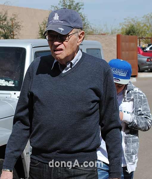 12살 아들과 다저스 스프링캠프를 찾은 79세 래리 킹. 애리조나 | 동아닷컴 이상희 객원기자