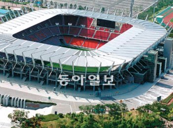 울산 문수축구경기장. 2002년 한일 월드컵 대회 유치를 위해 건립된 이 경기장은 매년 수억 원의 적자를 내고 있어 유스호스텔 등으로 활용하는 방안이 검토되고 있다. 울산시 제공