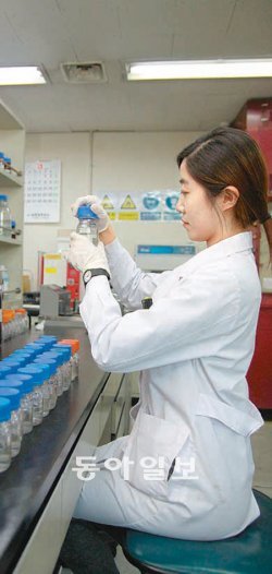 한국염색기술연구소 실험실에서 연구원이 슈퍼섬유 기능 강화 테스트를 하고있다. 장영훈 기자 jang@donga.com