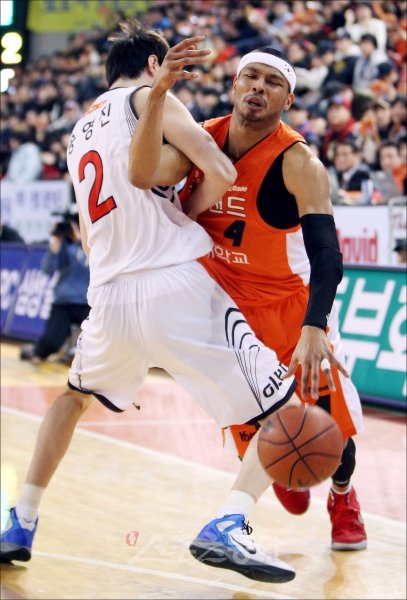 프로농구 6강 플레이오프 벼랑 끝에 몰린 전자랜드의 운명은 뚜렷한 체력저하를 보이고 있는 노장 문태종(37·오른쪽)의 어깨에 달려있다. 스포츠동아 DB