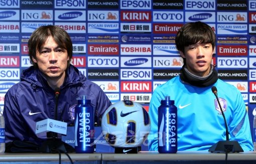 올림픽대표팀 홍명보 감독(왼쪽)이 주장 홍정호와 함께 카타르 전을 하루 앞둔 13일 공식 기자회견에 참석했다.  상암｜박화용 기자