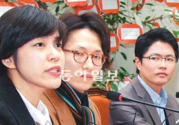 민주통합당 청년비례대표 후보들이 13일 국회 민주당 원내대표실에서 열린 총선 정책·공약 점검회의에 참석해 비례대표 후보로 선출된 소감을 밝히고 있다. 왼쪽부터 정은혜 안상현 김광진 후보. 변영욱 기자 cut@donga.com