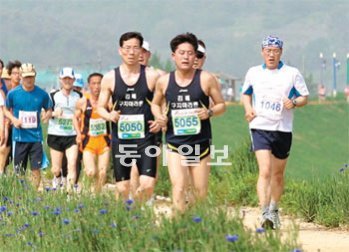 에코싱싱 함안둑방마라투어 참가자들이 힘차게 출발하고 있다. 함안군 제공