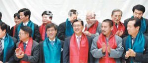 박영빈 경남은행장(앞줄 오른쪽에서 세번째)이 지난해 하반기 경남메세나협의회 ‘기업과 예술의 만남 결연식’ 에서 참석자들과 대화를 나누고 있다. 메세나협의회 제공