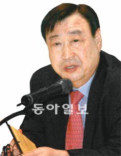 이희범 한국경영자총협회장은 14일 서울 중구 태평로클럽에서 기자간담회를 갖고 “정치권이 지금 쏟아내는 복지 및 대기업 정책은 균형을 잃었다”고 지적했다. 한국경영자총협회 제공