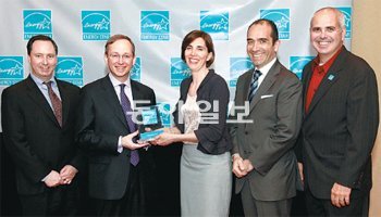 삼성전자가 미국 에너지청의 ‘에너지스타 올해의 파트너’에 2년 연속 등극했다. 지난
해 4월 시상식에서 삼성전자 북미총괄 데이비드 스틸 전무(왼쪽에서 두 번째)가 상을
받았다. 올해 시상식은 15일(현지 시간) 열린다. 삼성전자 제공