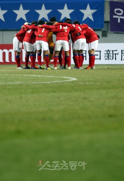 14일 카타르와의 올림픽 아시아지역 최종예선전에서 한국 선수들이 킥오프에 앞서 어깨동무를 한 채 선전을 다짐하고 있다.   상암｜박화용 기자 inphoto@donga.com 트위터 @seven7sola