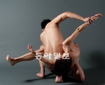 ‘드림 앤 비전 댄스 페스티벌2012’에서 공연하는 오혜미 씨 안무의 현대무용 ‘뻐끔뻐끔’. 문화예술기획 이오공감 제공