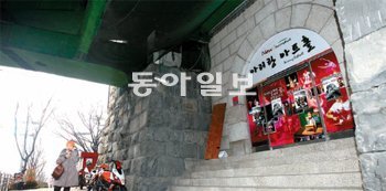 서울 미아리 고개 고가차도 아래에 자리한 ‘아리랑 아트홀’. 양회성 기자 yohan@donga.com