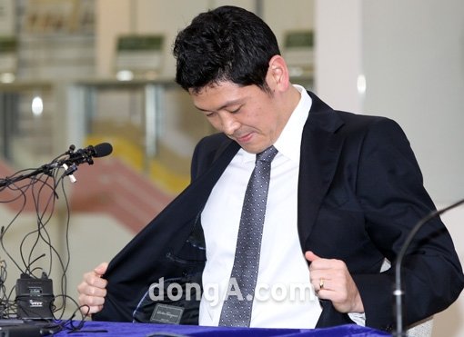 프로농구 KCC 추승균이 15일 오후 서울 서초구 KCC 본사에서 열린 은퇴 기자회견에서 옷을 바로잡고 있다. 국경원 기자 onecut@donga.com