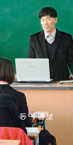 가오중학교에서 학생들을 가르치고 있는 유창수 교사. 가오중 제공