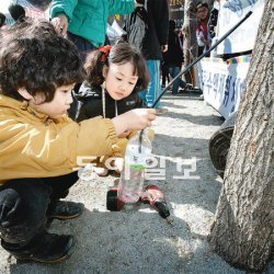 청정 지역인 강원 인제군 상남면 미산마을에서 17, 18일 이틀 동안 고로쇠 축제가 열린다. 지난해 축제에서 어린이들이 고로쇠 수액 채취 체험을 하고 있다. 인제군 제공