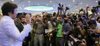2009년 8월 18일 이란을 방문한 배우 송일국 씨(왼쪽)가 테헤란 IRIB방송국에서 열린 기자회견에서 취재진을 향해 손을 흔들고 있다. 드라마 ‘주몽’은 2009년 이란에서 85%의 시청률을 기록했다. 사진 출처 파르스통신