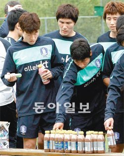 2010년 남아프리카공화국 월드컵을 앞두고 진행된 고지대 적응훈련 도중 한국 축구대표팀 선수들이 음료 형태로 된 종합영양제를 들고 있다. 하지만 원칙적으로 사람은 탄수화물, 지방, 단백질만으로도 충분히 자신의 기량을 증진시키고 스태미나를 유지할 수 있다. 동아일보DB
