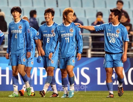 울산 이근호(오른쪽 두 번째)가 16일 열린 K리그 3라운드 성남과의 홈경기에서 해트트릭을 기록했다. 6일 AFC 챔스리그 베이징궈안 전서 승리한 뒤 동료들과 환하게 웃고 있는 이근호. 스포츠동아DB