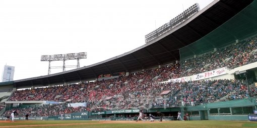 마지막 모의고사. 2012 프로야구 시범경기가 17일 일제히 시작된다. 각 팀은 정규시즌을 앞두고 마지막 점검에 나선다. 오래도록
 목말랐던 프로야구에 대한 갈증을 풀고, 두 배로 재미있게 즐길 수 있는 체크포인트를 짚어봤다. 스포츠동아DB