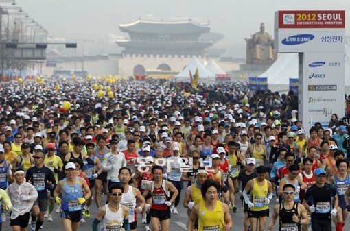 2012 서울국제마라톤대회 겸 제83회 동아마라톤대회 출전자들이 18일 오전 서울 광화문광장을 출발하고 있다. 원대연 동아일보 기자 yeon72@donga.com