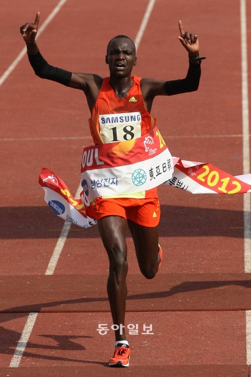 케냐의 윌슨 로야나에 에루페가 2시간5분37초의 기록으로 맨 먼저 결승선을 통과하고 있다. 양회성 동아일보 기자 yohan@donga.com