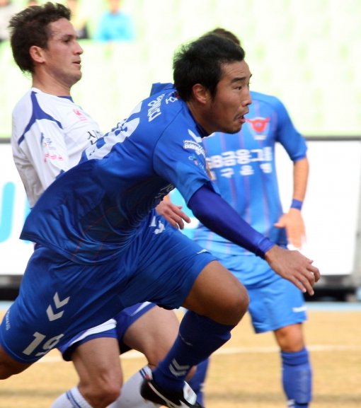 대구FC 이진호(가운데)가 18일 인천과 홈경기에서 이적 후 첫 골을 터뜨리며 팀에 귀중한 첫 승을 안겼다. 초반 2경기 부진도 깨끗하게 날렸다. 사진제공｜대구FC