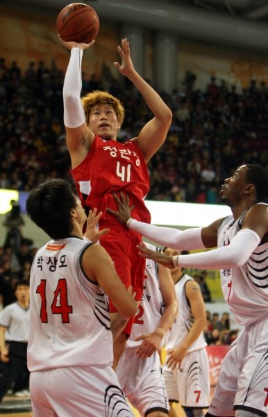 ‘괴물 신인’ 덕분에 KGC인삼공사가 먼저 웃었다. 오세근(왼쪽 2번째)이 18일 안양실내체육관에서 열린 4강 플레이오프 1차전에서 KT 박상오(왼쪽 끝)와 로드를 앞에 두고 점프슛을 날리고 있다. 사진제공｜KBL