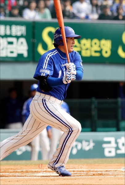 삼성 이승엽이 한국무대 복귀 후 타격폼을 바꾸는 도전을 감행했지만 노력의 결실이 조금씩 드러나고 있다. 이승엽이 18일 잠실 LG전 1회 2사 후 첫 타석에서 방망이를 힘껏 휘두르고 있다. 잠실｜김민성 기자 marineboy@donga.com 트위터 @bluemarine007