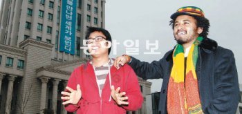 6·25전쟁 참전용사의 후손인 태국인 라타파콘 파콘 씨(왼쪽)와 에티오피아인 아벨 알라무 씨가 14일 한국전쟁기념재단의 후원을 받아 재학 중인 한국외국어대 캠퍼스를 거닐며 이야기를 나누고 있다. 홍진환 기자 jean@donga.com