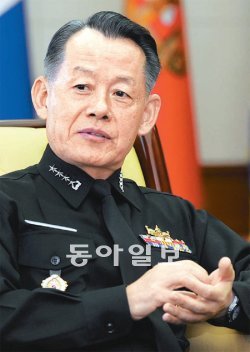 최윤희 해군참모총장이 천안함 폭침 2년을 앞두고 17일 서울 영등포구 신길동의 서울 집무실에서 동아일보와 인터뷰를 하고 있다. 최 총장은 “천안함 46용사와 유족들의 한을 꼭 풀어주겠다”고 밝혔다. 윤상호 군사전문기자 ysh1005@donga.com