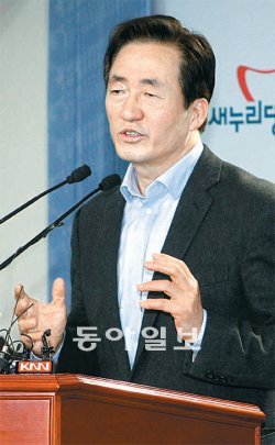 새누리당 정몽준 전 대표가 18일 서울 여의도 당사에서 기자회견을 갖고 당의 총선후보 공천 과정을 비판하며 박근혜 비상대책위원장의 책임론을 제기하고 있다. 김동주 기자 zoo@donga.com