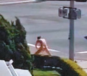 16일 오전 제이슨 러셀 씨가 나체로 미국 샌디에이고 시 거리를 활보하는 모습. 폐쇄회로(CC)TV 화면에 찍혔다. 사진 출처 TMZ