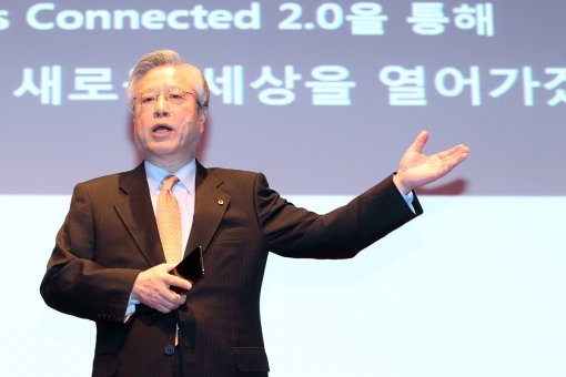 이석채 KT 회장이 19일 서울 세종로 KT올레스퀘어에서 열린 기자간담회에서 글로벌 미디어 유통그룹으로의 도약을 선언하고 있다. 사진제공｜KT