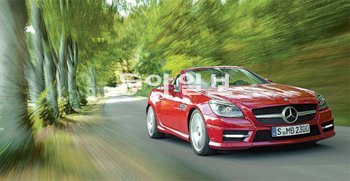 메르세데스벤츠의 2인승 로드스터 ‘뉴 SLK 200 블루이피션시’는 배기량을 1.8L로 낮추면서도 변함없는 날렵한 움직임을 보여준다. 메르세데스벤츠코리아 제공