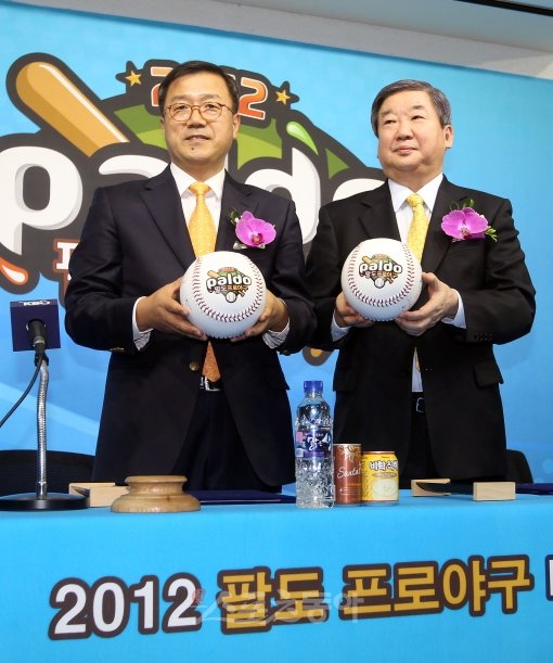 2012 프로야구 타이틀스폰서인 ㈜팔도 최재문  대표이사(왼쪽)와 한국야구위원회(KBO) 구본능 총재가 19일 서울 도곡동 
야구회관에서 열린 조인식에서 대형 사인볼을 들고 포즈를 취하고 있다. 김종원 기자 won@donga.com 트위터 
@beanjjun