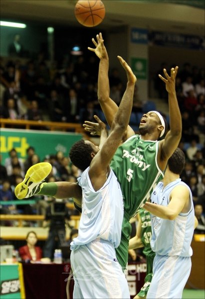 동부 로드 벤슨(가운데)이 19일 원주 치악체육관에서 열린 모비스와의 4강 플레이오프 2차전에서 테렌스 레더(왼쪽)의 수비에 걸려
 균형을 잃은 상태에서도 슛을 쏘는 강한 집중력을 발휘하고 있다. 원주｜김민성 기자 marineboy@donga.com 트위터 
@bluemarine007