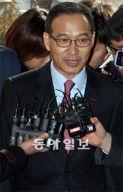 회사 자금과 개인 자산을 빼돌려 역외탈세를 저지른 혐의를 받고 있는 선종구 하이마트 회장이 19일 조사를 받기 위해 서울 서초구 서초동 대검찰청으로 들어가고 있다. 최혁중 기자 sajinman@donga.com
