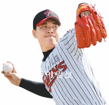 올해 LG 선발의 한 축을 맡게 된 ‘왕년의 에이스’ 이대진이 이를 악물고 롱 토스 훈련을 하고 있다. LG 제공