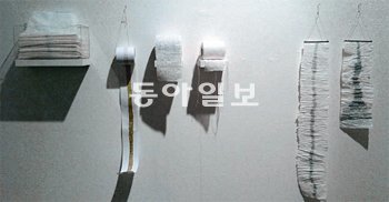 두루마리 휴지를 이용한 조소희 씨의 작품들. 고미석 기자 mskoh119@donga.com