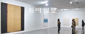 경기 과천 국립현대미술관에서 열리는 ‘한국의 단색화’전은 국내 최대 규모로 1970년
대 이후 40여 년 동안 한국의 단색화가들이 이룩한 성과를 집중 조명한 전시다. 서구의 모노크롬 회화와 달리 한국의 단색화는 ‘몸’과 ‘촉각성’을 중시하고 자연과의 합일을 표현한 것이 특징. 전시에선 윤형근의 대작(왼쪽)을 비롯해 김기린 이동엽 최병소씨 등 31명의 작품 150여 점을 볼 수 있다.과천=고미석 기자 mskoh119@donga.com