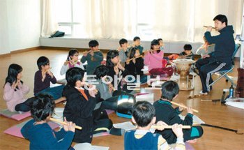 국립부산국악원에서 운영하고 있는 어린이 국악교실에 참여한 초등학생들이 소금 연주
법을 배우고 있다. 국립부산국악원 제공