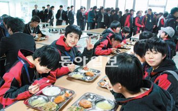 지난달 인천을 방문한 네이멍구 후허하오터 시 치슈중학교 학생들이 인천 청라고에서 한중 문화 교류 행사를 마친 뒤 식사를 하고있다. 인천도시공사 제공