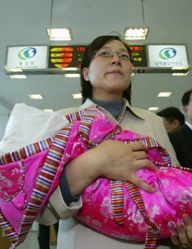 2005년 북한 집단체조 ‘아리랑’ 공연 등을 보기 위해 방북했다가 평양에서 딸을 낳은 통합진보당 황선 후보. 사진공동취재단