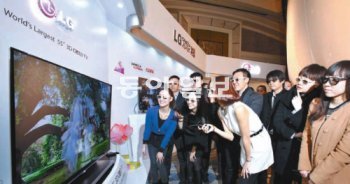 20일 중국 베이징 케리호텔에서 열린 ‘2012년 LG전자 신제품 발표회’를 찾은 관람객들이 55인치 3차원(3D) 유기발광다이오드(OLED) TV를 보고 있다. LG전자 제공