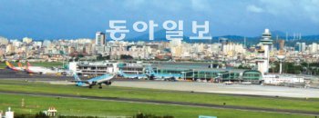 여객수요 급증으로 포화상태에 육박하고 있는 제주국제공항. 임재영 기자 jy788@donga.com