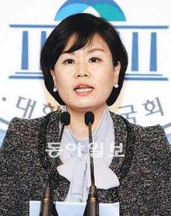 민주통합당 김유정 대변인이 20일 국회 정론관에서 19대 총선 비례대표 후보 명단을 발표하고 있다. 뉴스1 제공