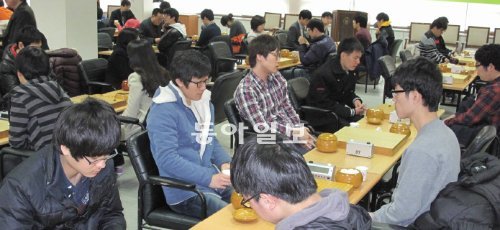 제56기 국수전 개막 국내 최고(最古)의 권위를 자랑하는 제56기 국수전이 개막됐다. 16일 한국기원 2층 대회장에서 전문기사 234명이 출전한 가운데 
예선 1회전이 치러졌다. 예선을 거쳐 11명이 본선행 티켓을 차지한다. 예선 통과자 11명에 전기 시드 4명(최철한 원성진 강동윤
 박정환), 주최사 추천 시드 1명(이세돌)이 합류해 16강 토너먼트를 벌인다. 최후의 승자가 국수 조한승 9단에게 도전한다. 
기아자동차 후원. 한국기원 제공