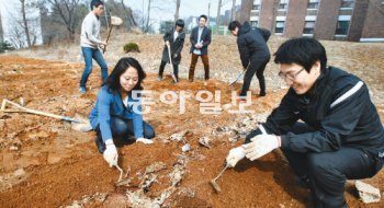 17일 개강한 서울대 텃밭학교 ‘스누팜’ 참가자들이 서울대 기숙사 건물 옆 텃밭에서 삽과 곡괭이, 호미를 들고 땅을 파고 있다. 대부분 농사를 처음 지어보는 ‘농사 초보’인 참가자들은 올해 상추 치커리 시금치 등을 재배할 계획이다. 원대연 기자 yeon72@donga.com