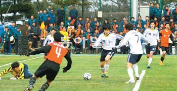 19일 울산 동구 현대중공업 서부축구장에서 열린 현대중공업 창사 40주년 기념 사업본
부대항 축구대회 결승전. 현대중공업은 축구 경영을 통해 직원들의 화합을 도모하고
있다. 현대중공업 제공