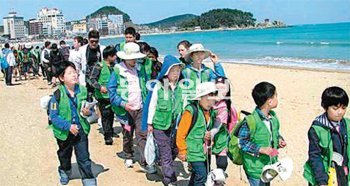 지난해 부산 바다 길 걷기여행에 나선 아시아공동체학교 학생들이 송정해수욕장길을 걷고 있다. 아시아공동체학교 제공