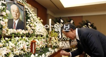 허창수 전국경제인연합회 회장이 21일 고(故) 김각중 경방 명예회장의 빈소가 차려진 서울 송파구 풍납동 서울아산병원 장례식장을 찾아 조문했다. 최혁중 기자 sajinman@donga.com